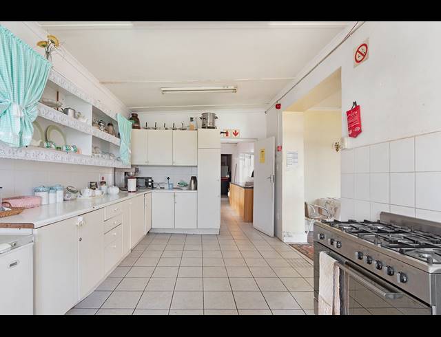 1,500M² GUESTHOUSE FOR SALE IN WALMER ESTATE